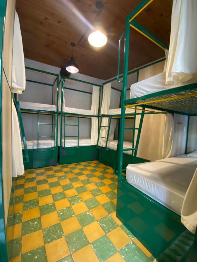 Cama en habitción compartida mixta de 10 camas con baño compartido